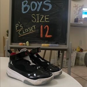 Jordans Black & White easy to put on with stretchy laces